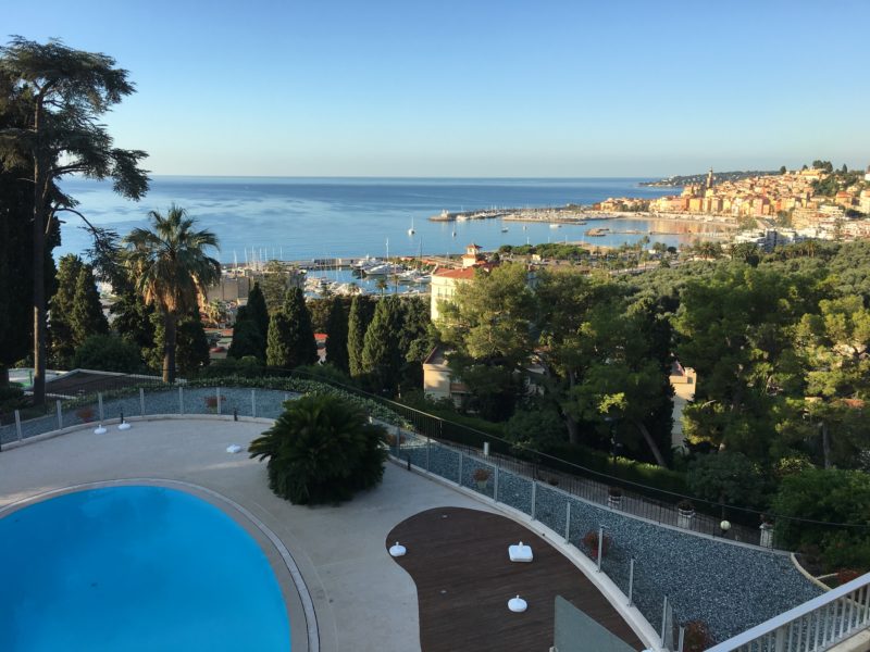 Blick von der Terrasse auf Schwimming-Pool und Meer