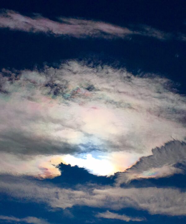 Wolken reissen auf und befreien Licht