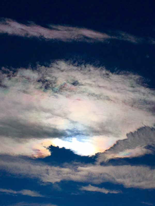 Wolken reissen auf und befreien Licht